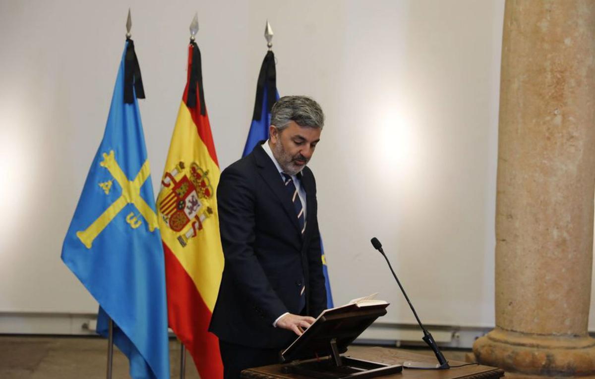 Alejandro Calvo jura su renovado cargo. | FERNANDO RODRÍGUEZ