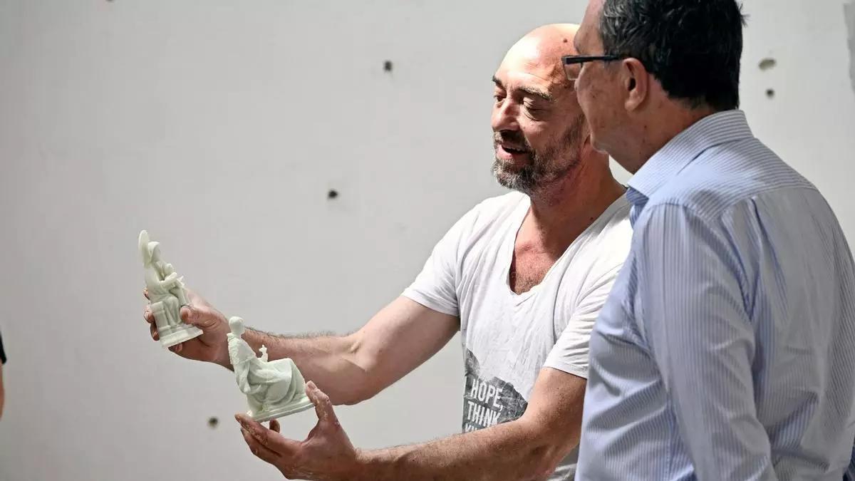 Lidó Rico muestra a Ballesta algunas de las piezas que formarán parte del mural.