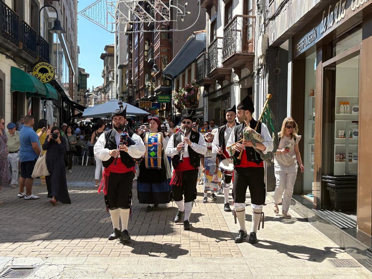 Los gigantes y cabezudos llenan de color y música Cangas del Narcea