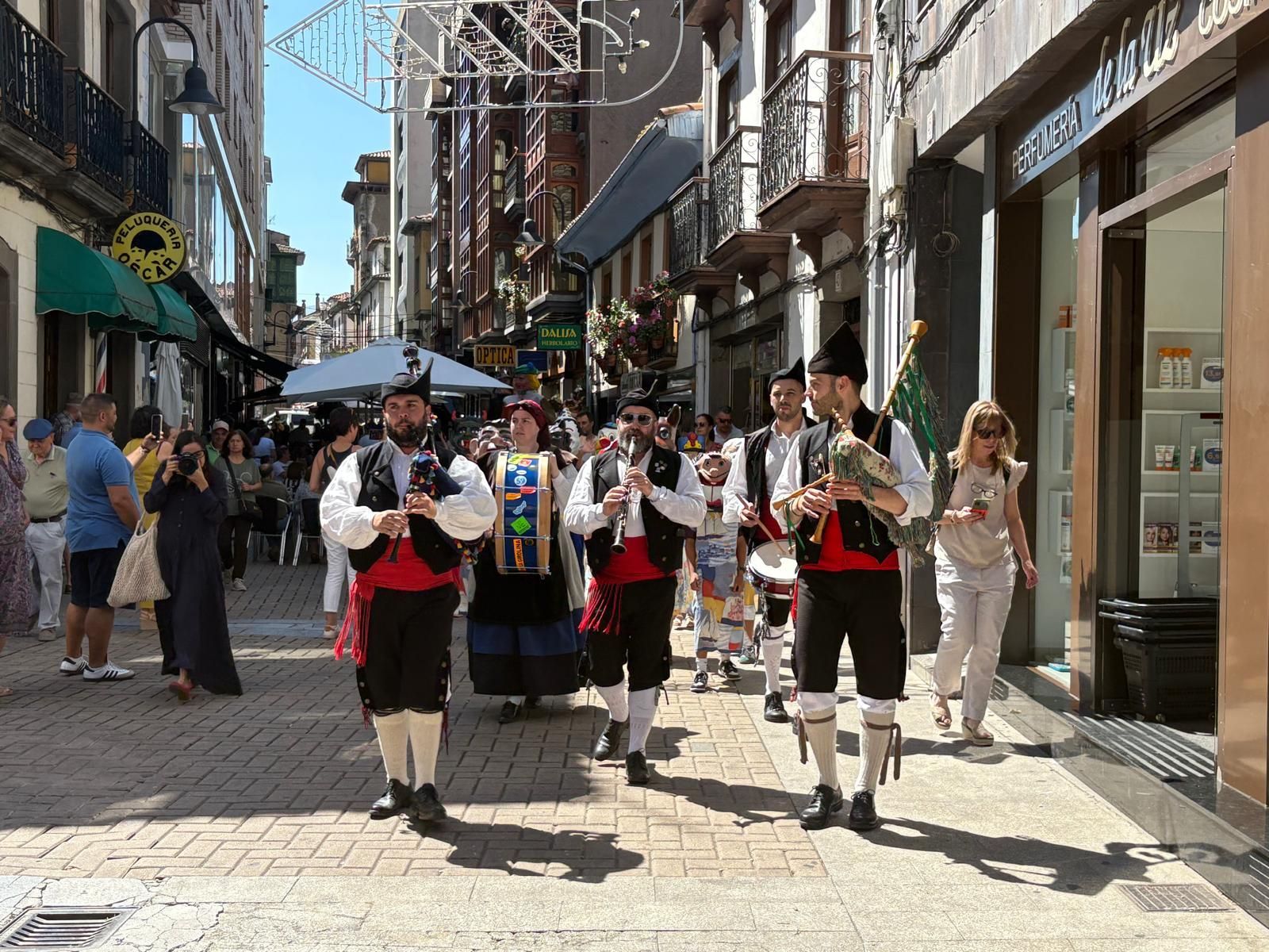 Los gigantes y cabezudos llenan de color y música Cangas del Narcea