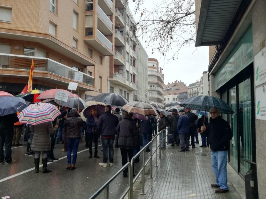 Pensionistes protesten davant la seu de l'INSS a Manresa