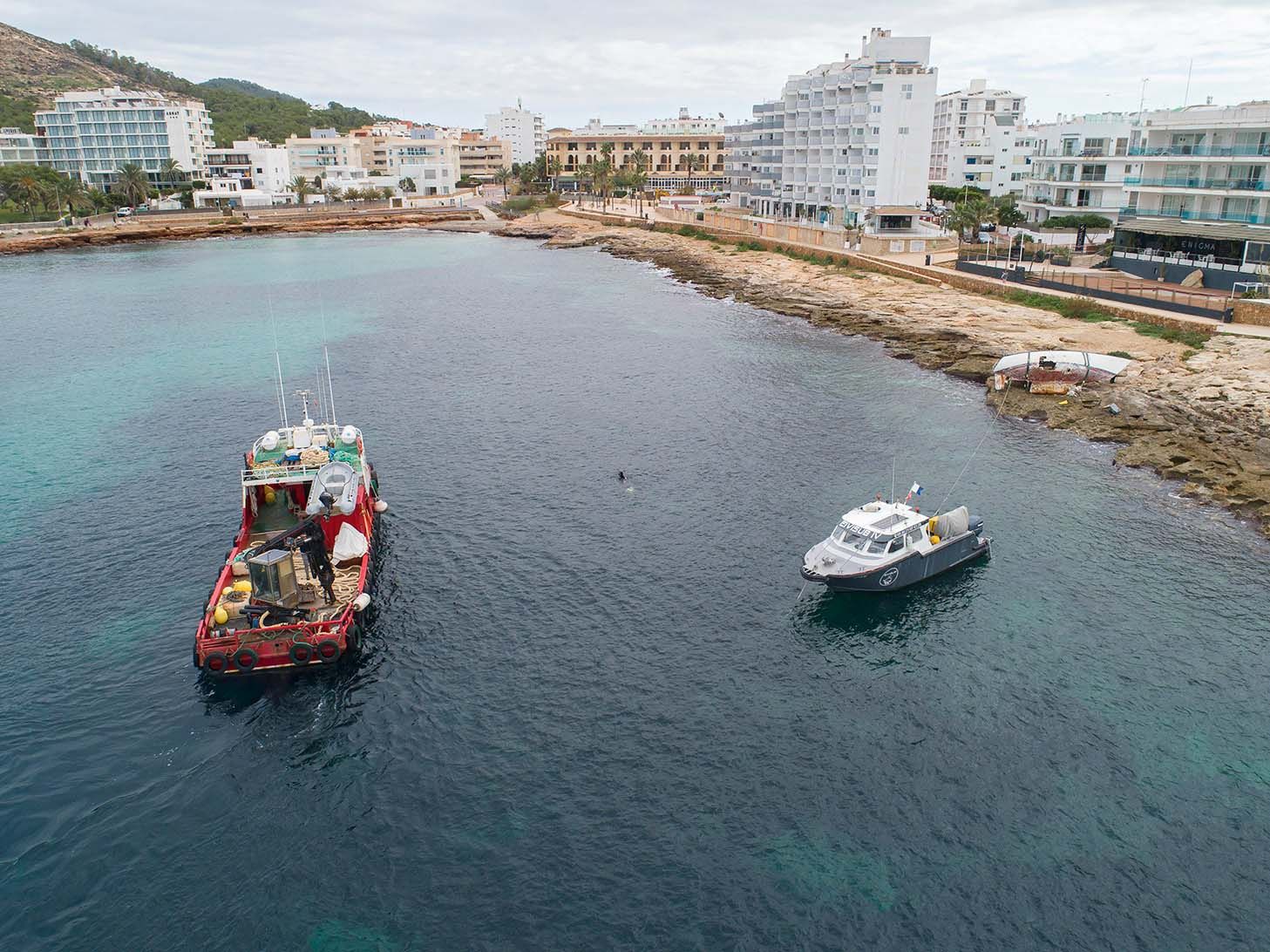 Retiran un velero varado en una cala de Ibiza desde septiembre.