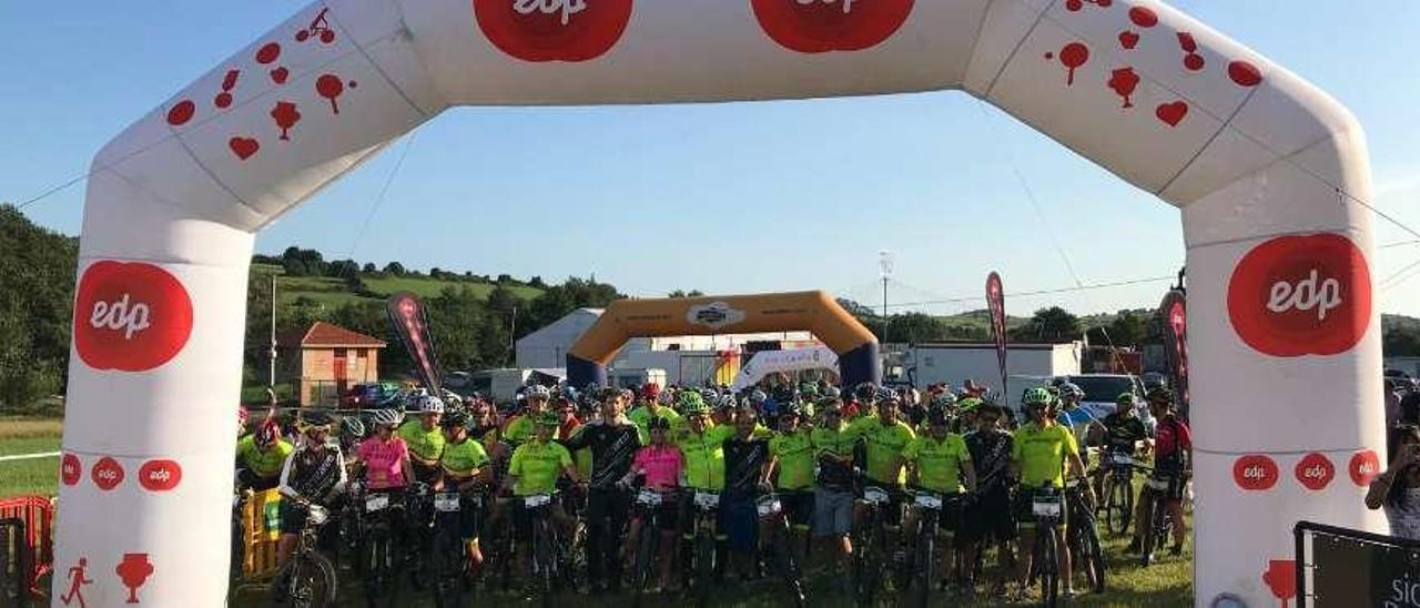 Los participantes en la marcha ciclista, a la salida de la prueba.