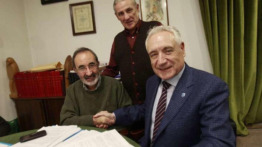 Javier Casares, Francisco Nóvoa y, de pie, Joaquín Bello, en la firma del convenio. // J. Regal