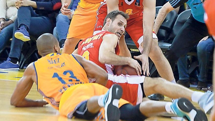 Eulis Báez lucha por un balón con Llompart en el duelo del Arena.