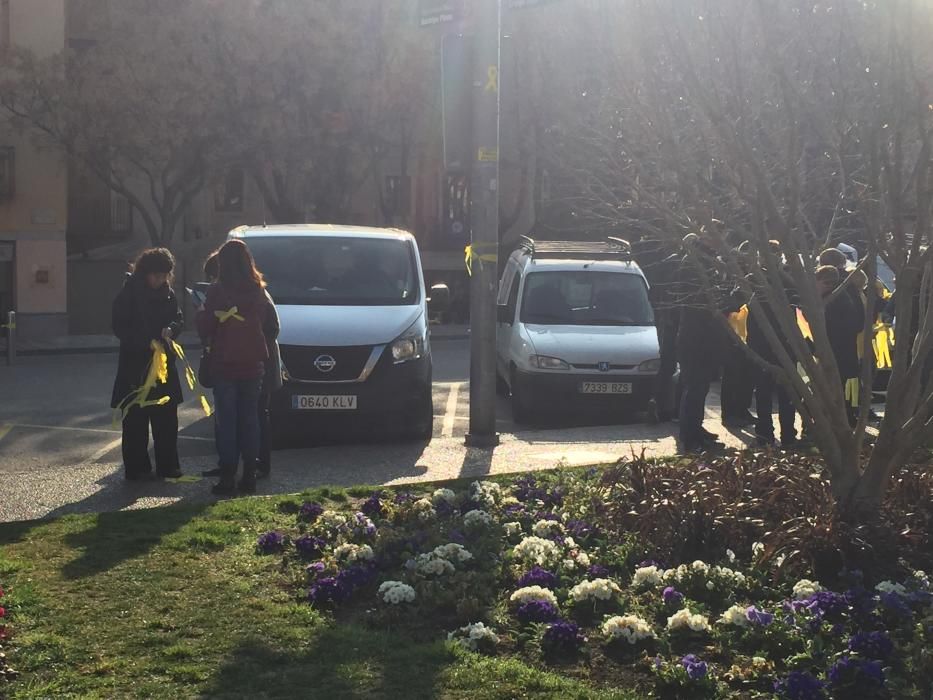 L'ANC reparteix cintes grogues a Plaça Catalunya