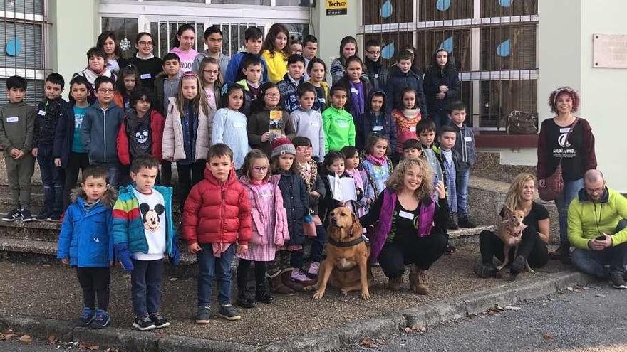 Mundo Vivo lucha contra el maltrato animal en el colegio de Villamayor