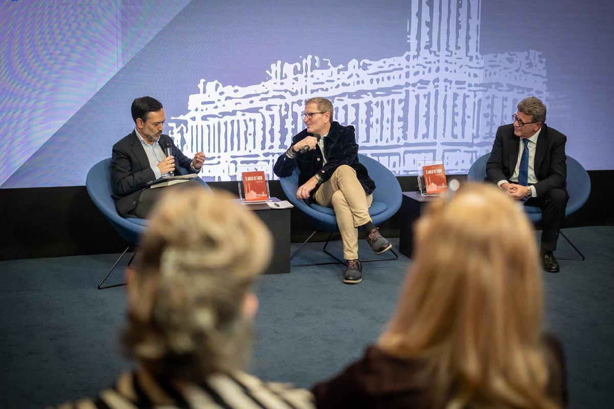 Jorge Dávila presenta su primera novela, 'El anillo de Faride'