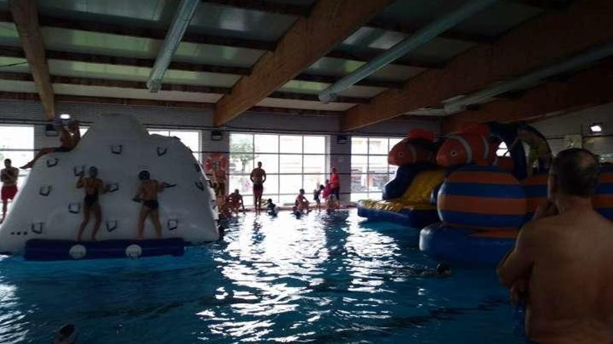 Chapuzón en Luarca por los 25 años de la piscina