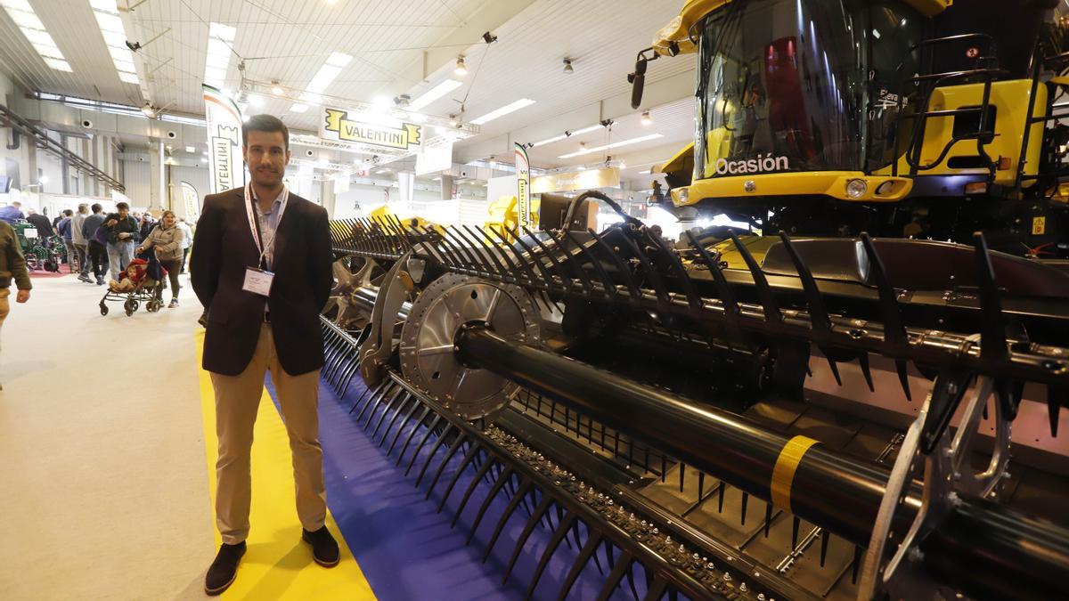 Alberto, de Cosechadoras Enrique Segura, junto al cabezal MacDon de una New Holland.