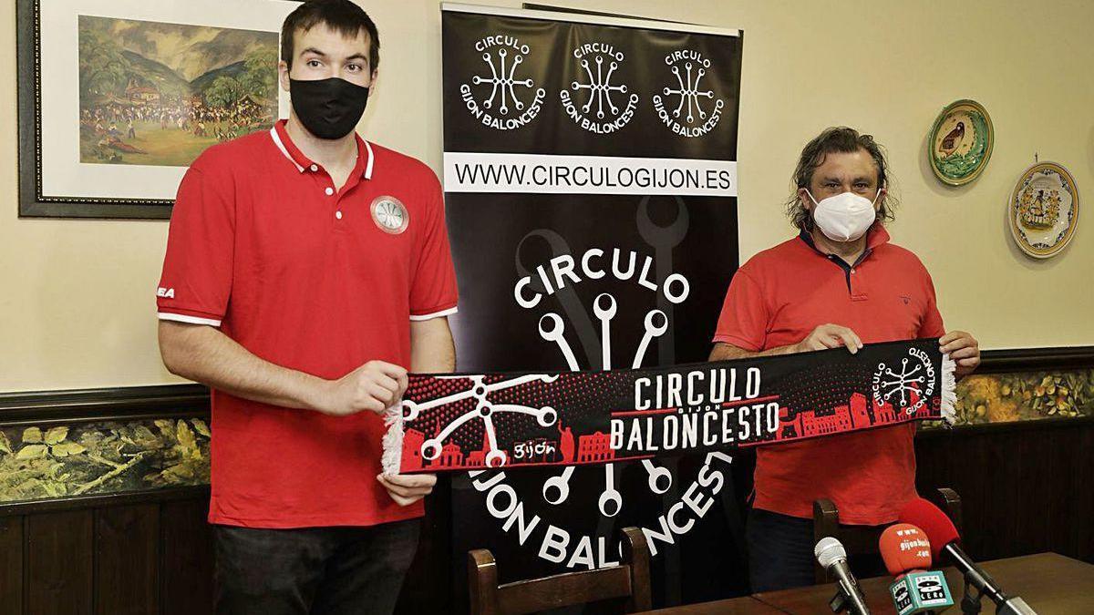 Marcos Portález y Nacho Galán, en el acto de presentación del nuevo jugador del Círculo.