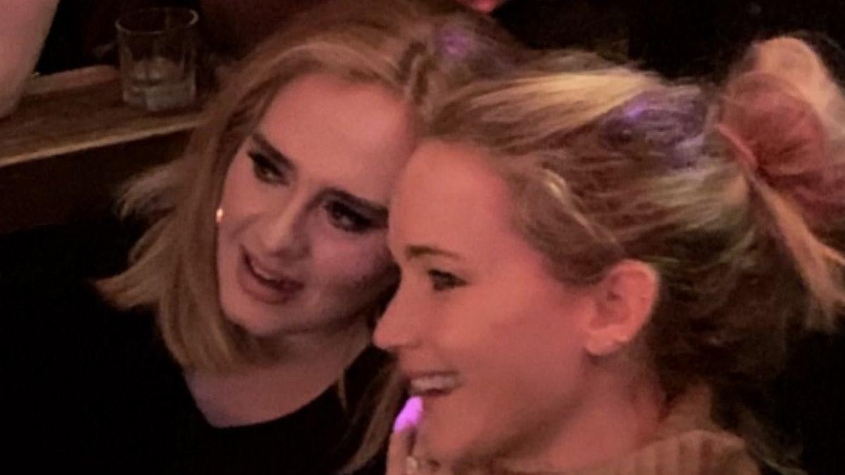 Adele y Jennifer Lawrence en un local de Nueva York