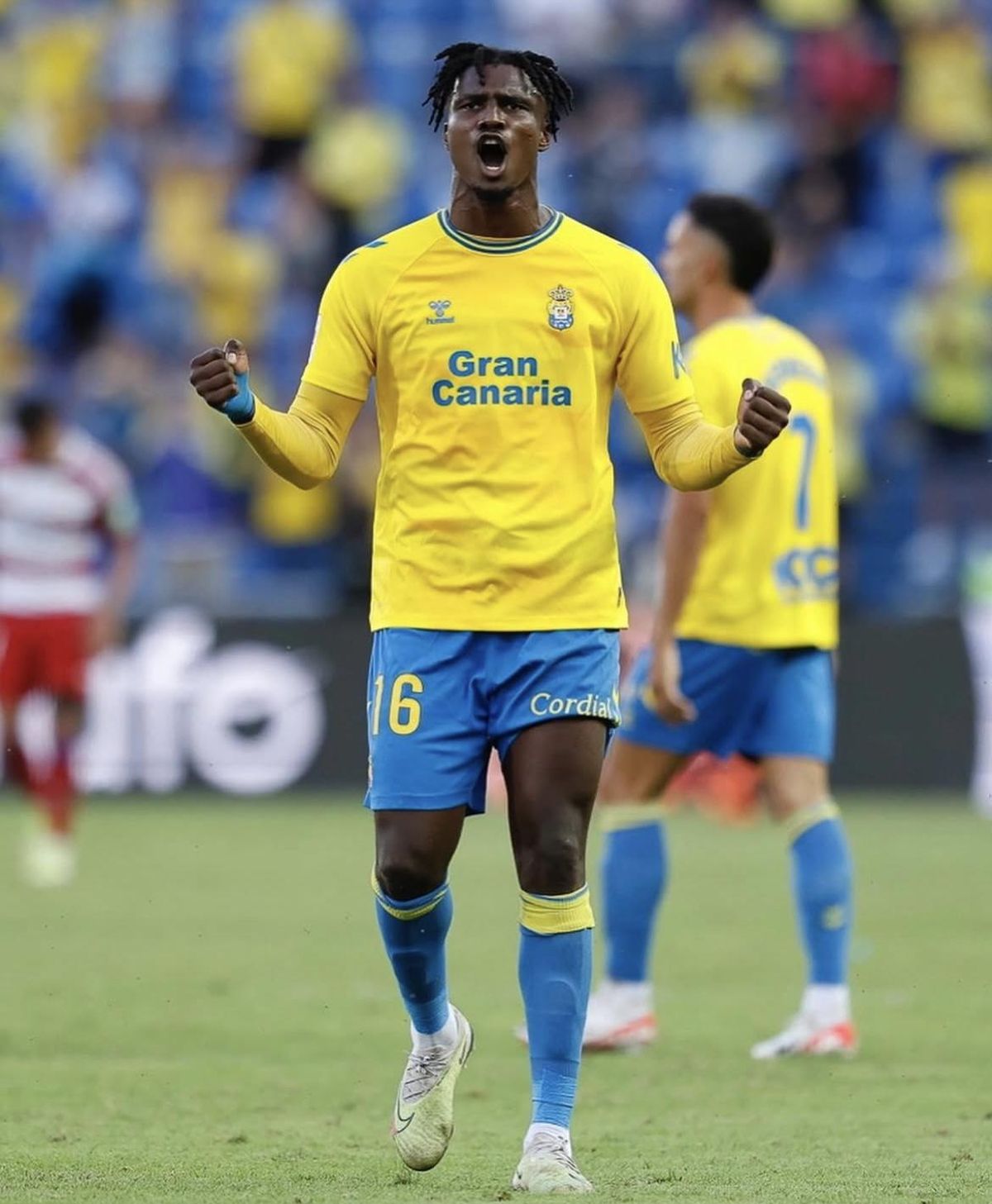 El delantero Sory Kaba defendiendo el escudo de la UD