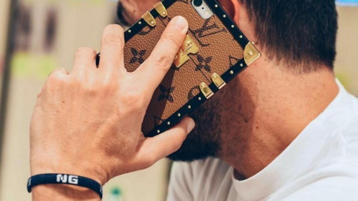 Nicolas Ghesquière con funda de Louis Vuitton en Instagram