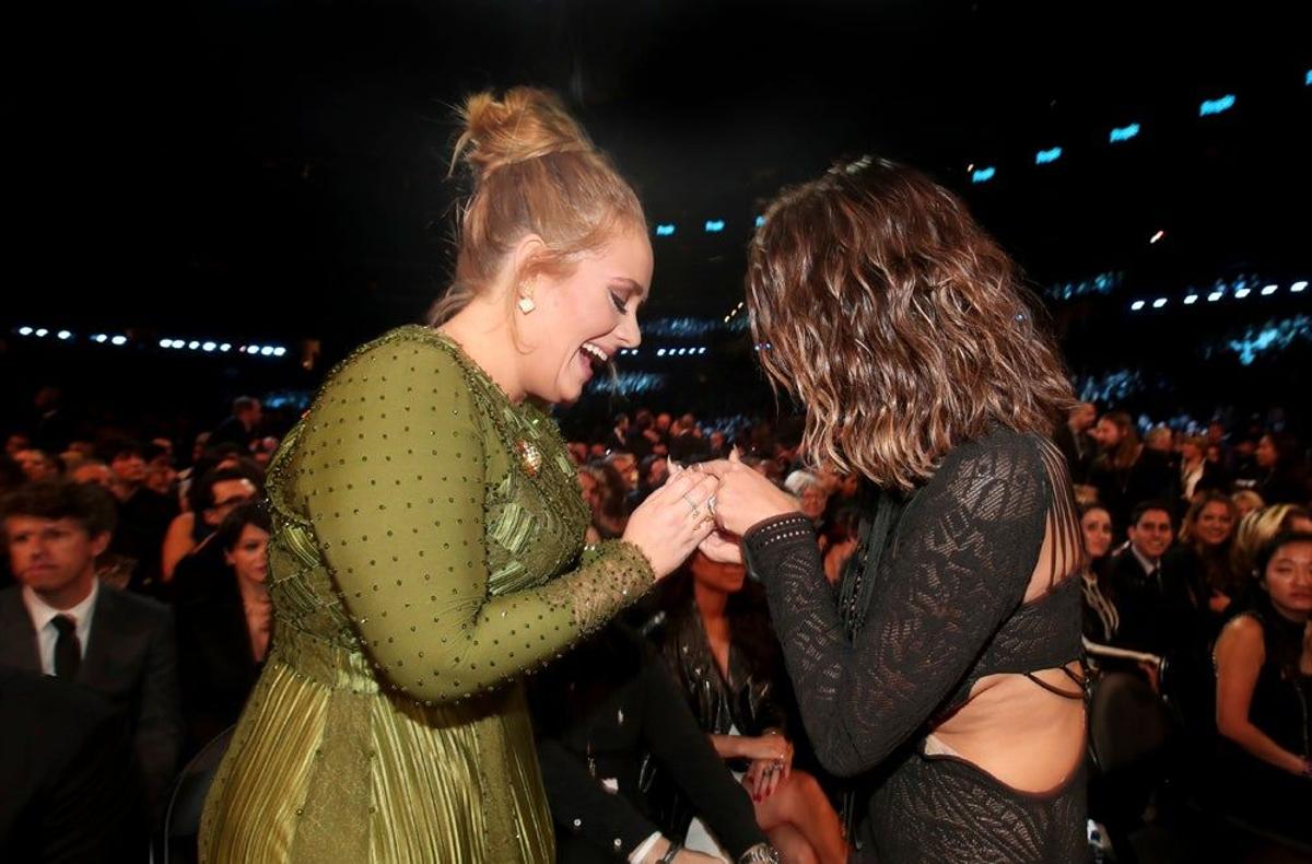 Adele comprueba los dedos de Chrissy Teigen en los Grammy 2017
