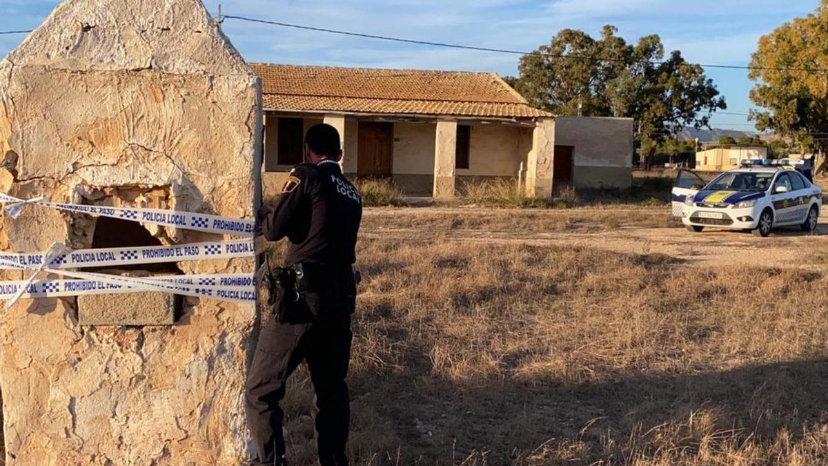 Un agente alerta de un pozo en mal estado en el campo.  | INFORMACIÓN