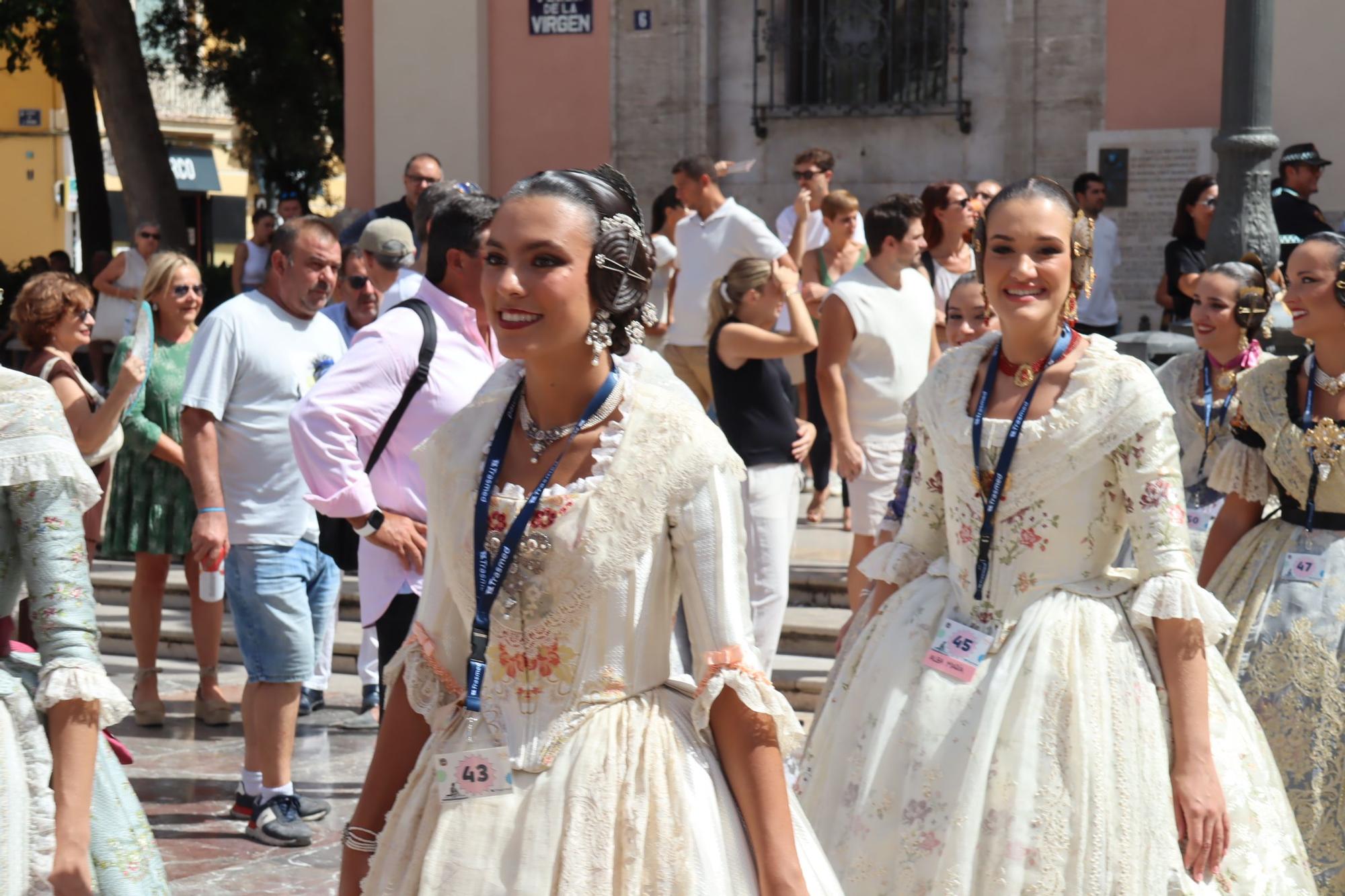 Baño de multitudes de las candidatas a Fallera Mayor de València 2025
