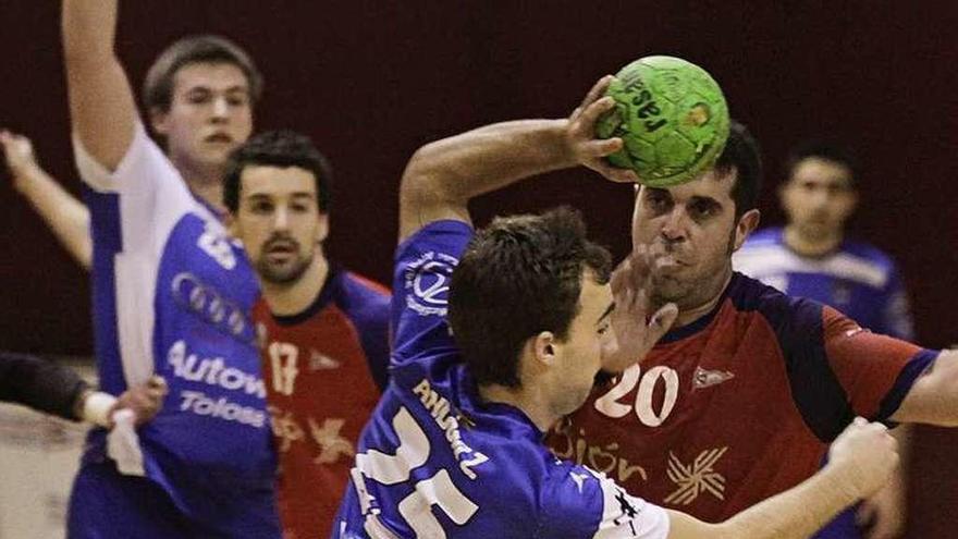 Una acción defensiva del Grupo en el partido disputado ayer.