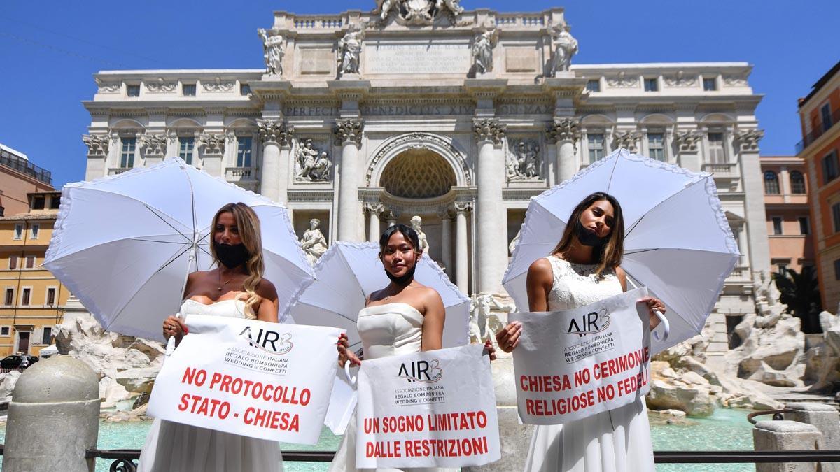 Unas novias participan en una protesta por la paralización de las bodas en Roma, este martes