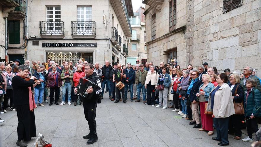 Así celebró el orfeón de O Berbés la Revoluçao dos cravos lusa en Vigo