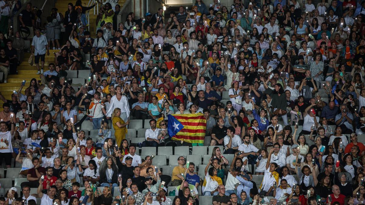 Imatge d'arxiu d'una estelada entre el públic a l'Estadi Olímpic.