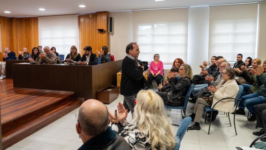 Boga abandona el salón de plenos de Cambre ovacionado tras formalizarse su renuncia, este lunes.