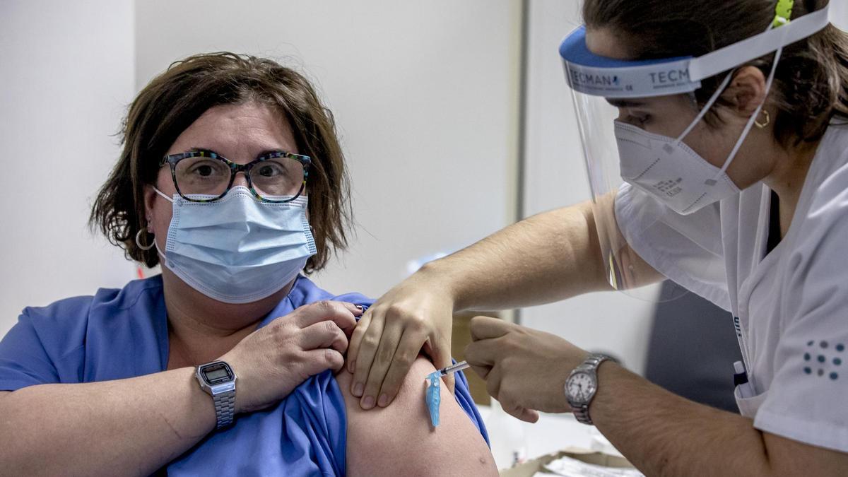 Arranca la vacunación de sanitarios que trabajan en 'primera línea covid'