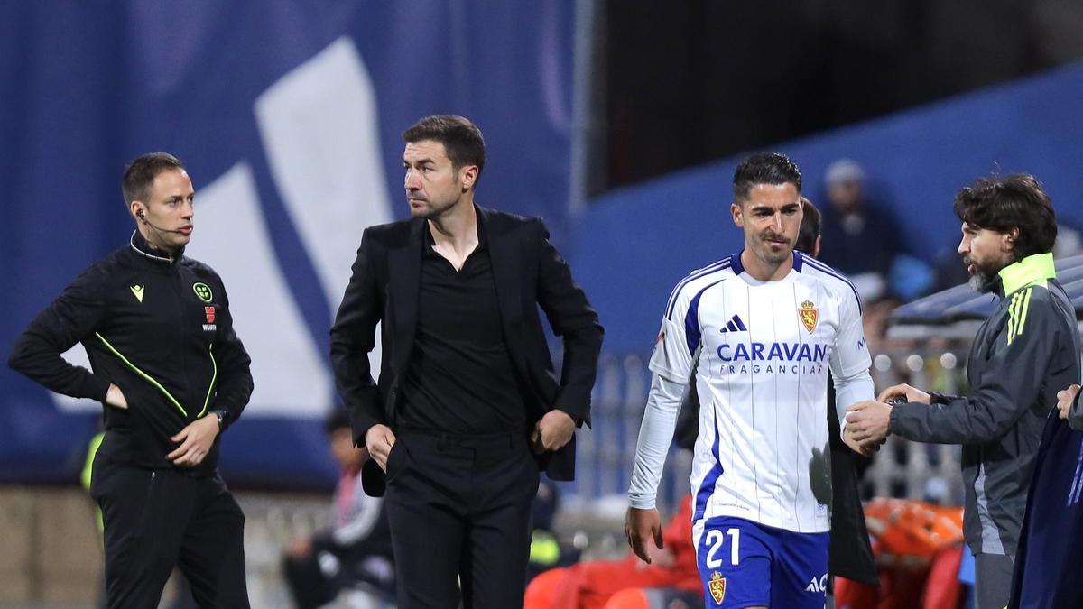 Gabi Fernández, con rostro serio mientras es sustituido Toni Moya durante el partido ante el Cartagena