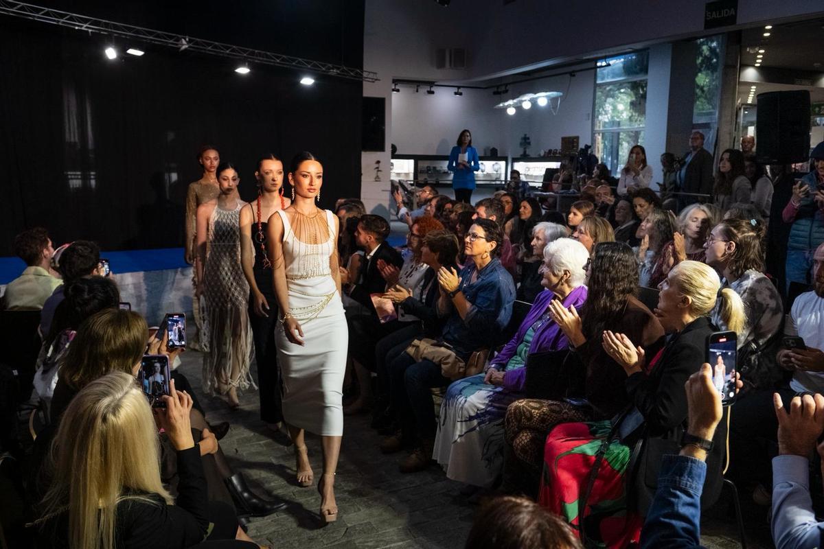 El desfile de las modelos durante la pasade edición de la Pasarela de Artesanía de la Región de Murcia.