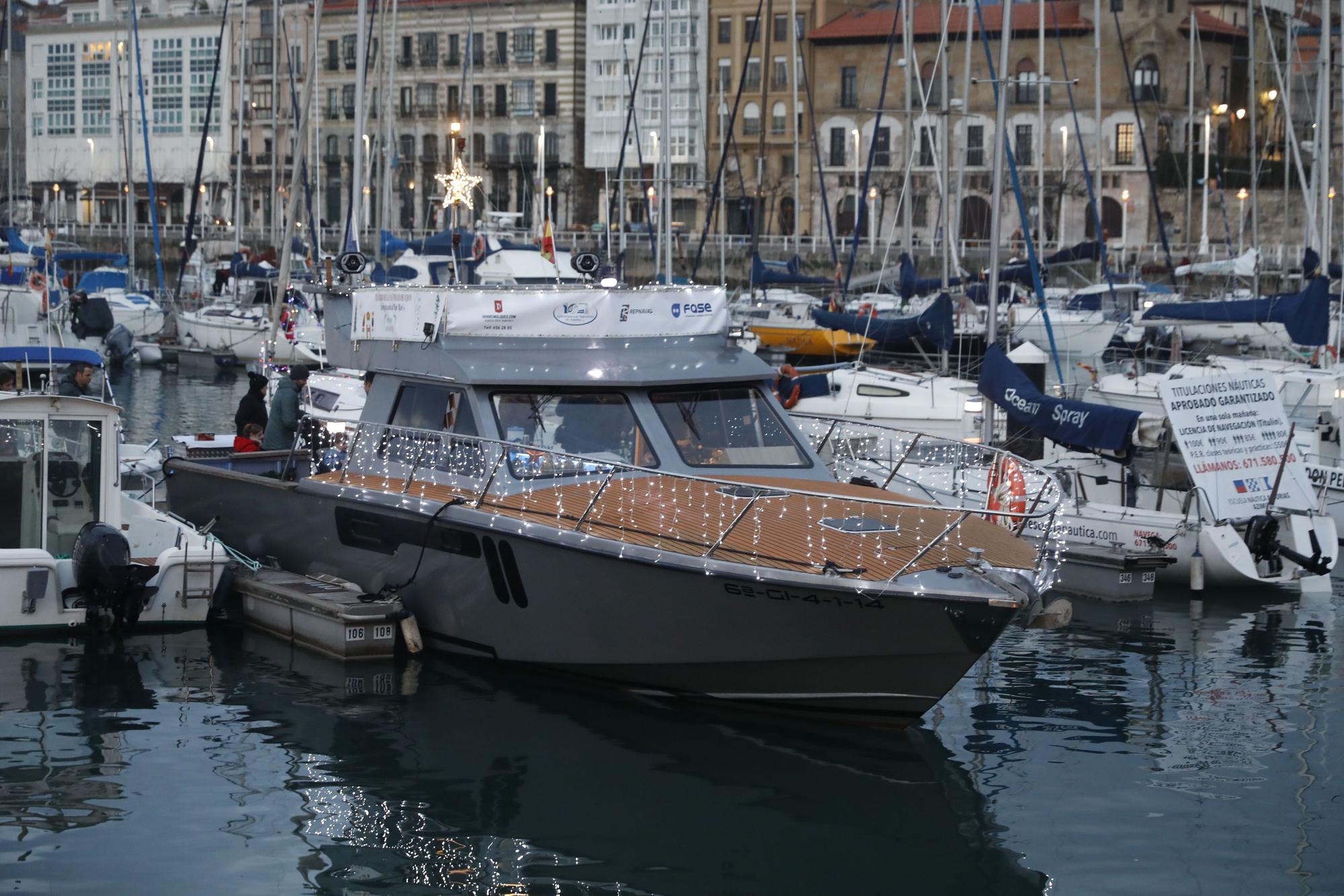 En imágenes: El barco navideño de Gijón ya surca el Cantábrico