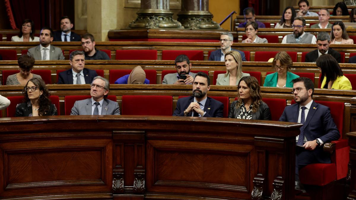 La 'consellera' de Presidència, Laura Vilagrà, se sienta en el puesto del 'vicepresident' cesado Jordi Puigneró durante el debate de política general.