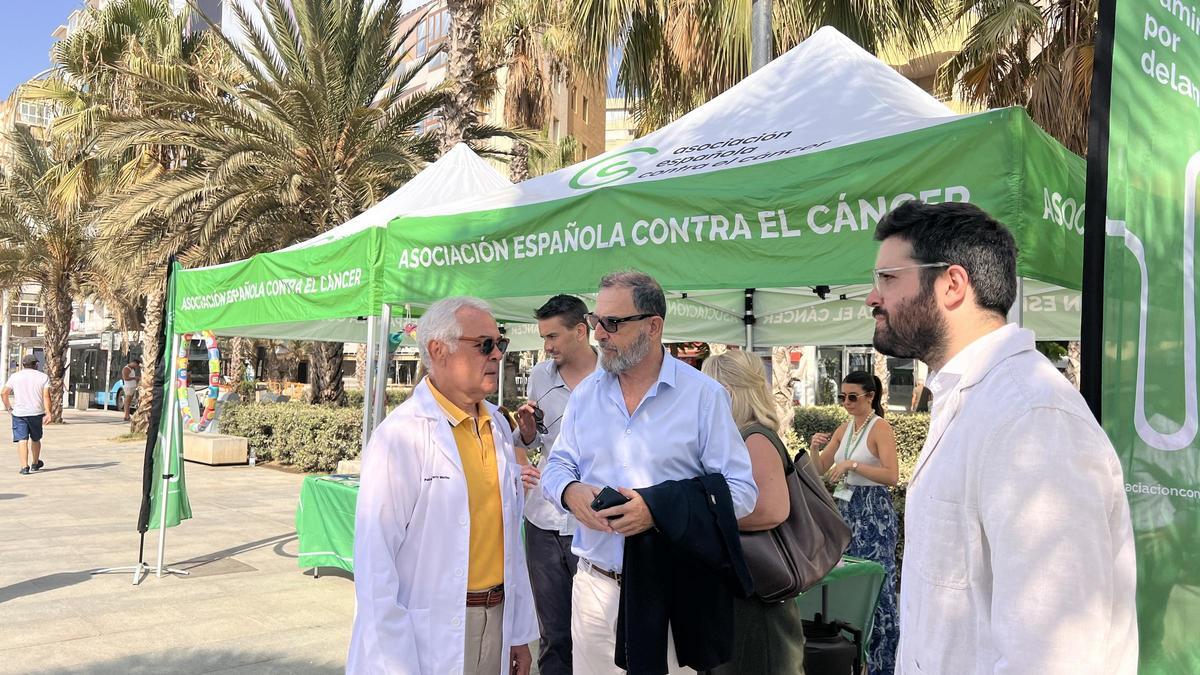 Pedro J. Navarro, Carlos Bautista y el dermatólogo Pedro Navarro en la presentación de la camapaña.
