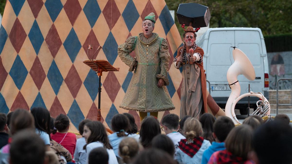 Los actores principales Salvatore Faccheti, izquierda, y Giacomo, derecha, durante uno de los actos de su obra