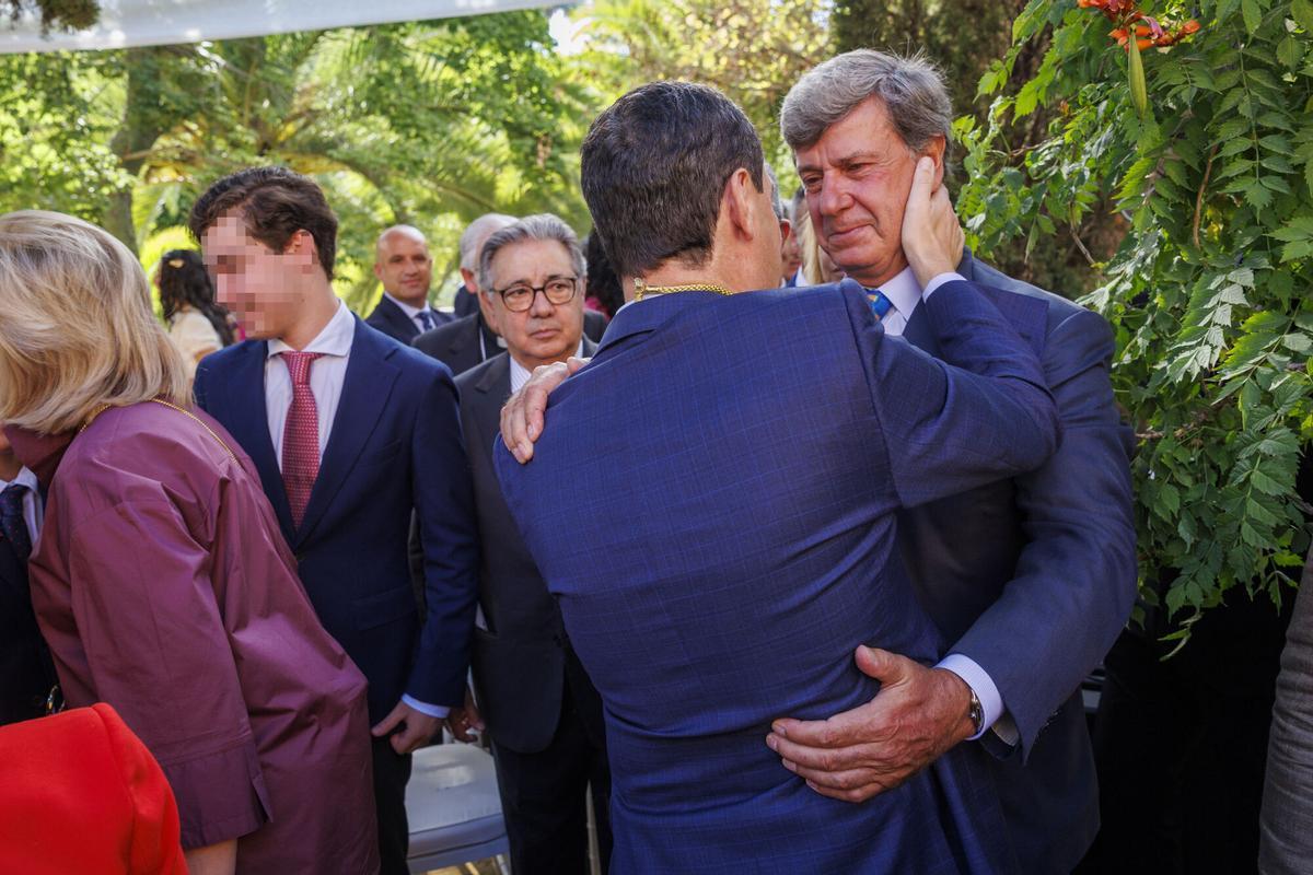 El nuevo presidente de la Junta de Andalucía, Juanma Moreno (i), saluda a Cayetano Martínez de Irujo, Conde de Salvatierra.