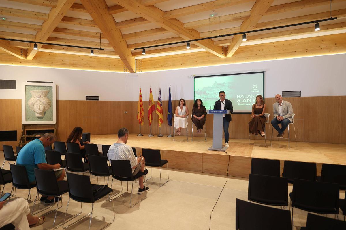 Galería: Rafael Triguero presenta el balance de tres años de mandato en el Ayuntamiento de Ibiza