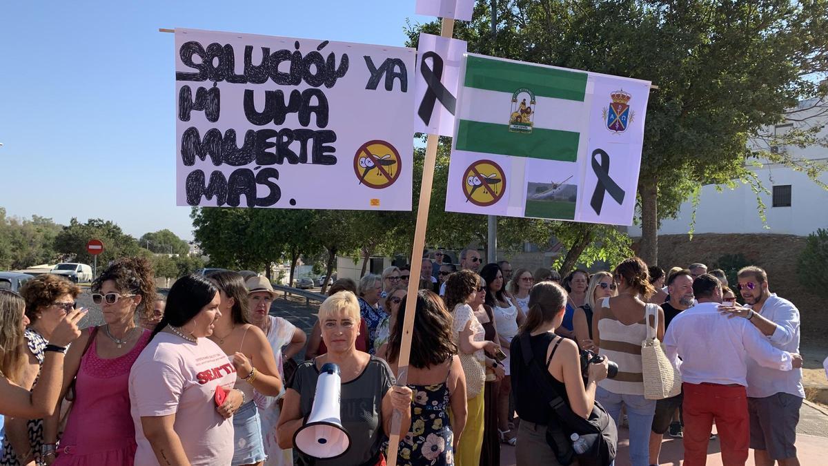 Una protesta pide el pasado día 5 de agosto en La Puebla del Río que la Junta controle la &quot;epidemia&quot; el virus de Nilo.