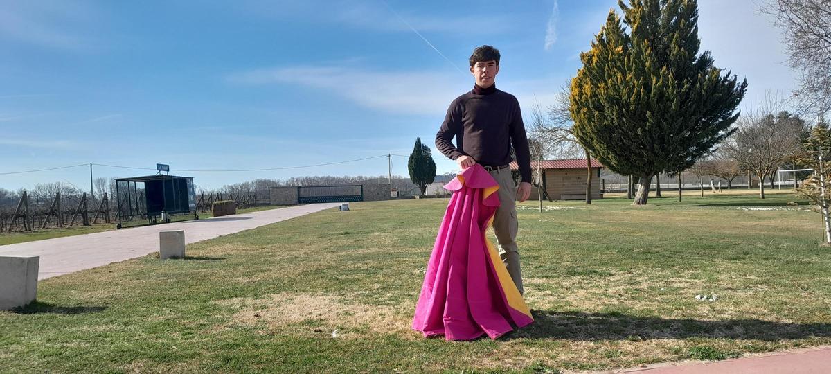 Noah Orihuela posa con su capote en el entorno de una bodega de la DO Toro.