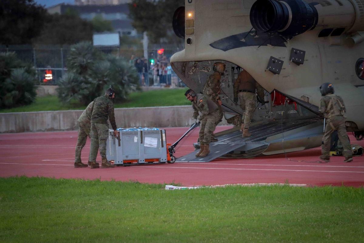 Helicóptero descargando víveres en la pista.