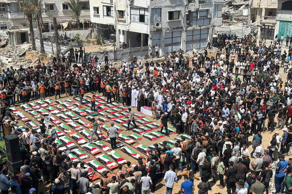 Funeral masivo de un centenar de miembros de una misma familia en Gaza, que fueron asesinados por Israel.