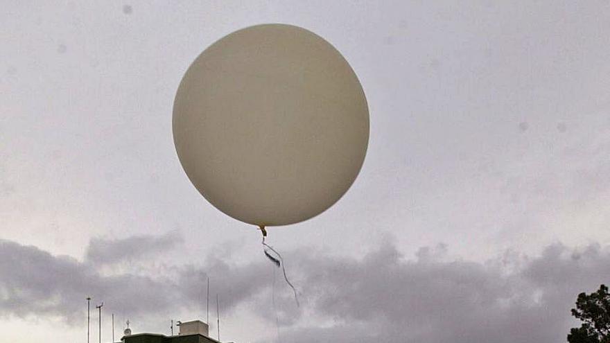 Un trabajador del Observatorio lanza un globo en el recinto. |   // C. PARDELLAS