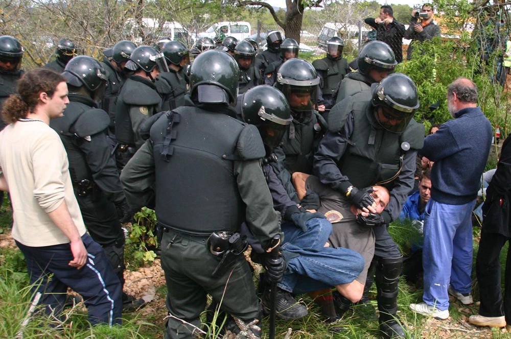 Imágenes de 2006 de los antiautopistas en la finca.