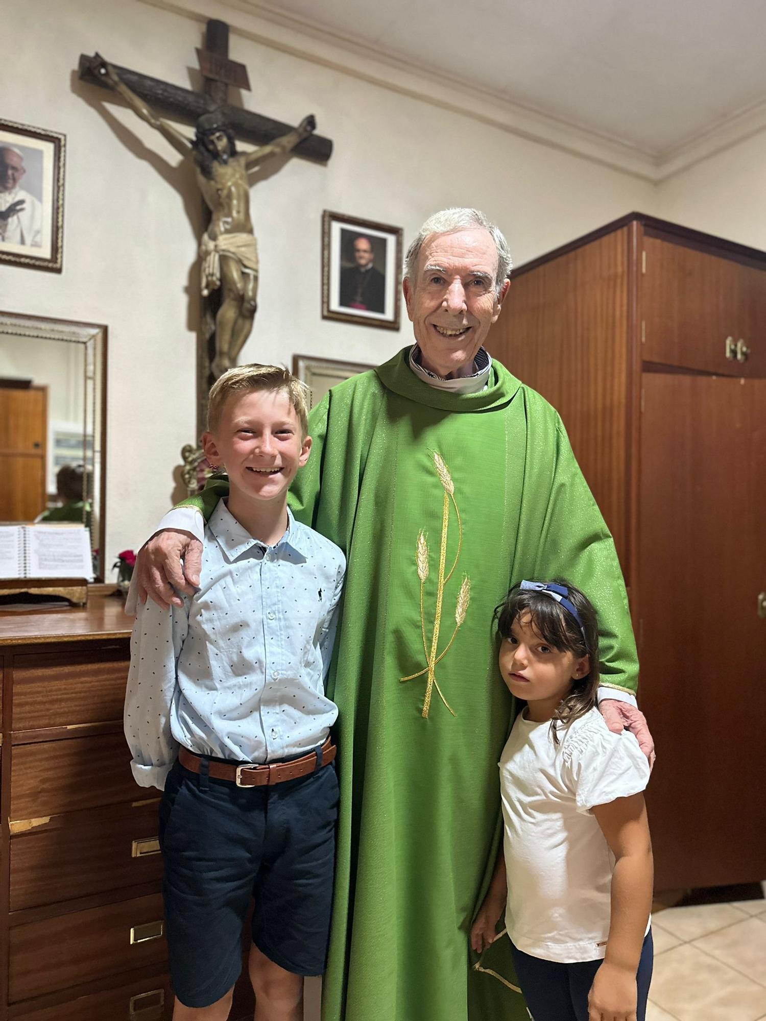 La Iglesia de de El Campello se queda pequeña para despedir al párroco Luis Cerdá por su jubilación