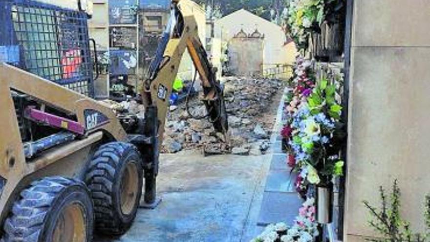 Una máquina levantando el suelo del Cementerio Viejo. | INFORMACIÓN