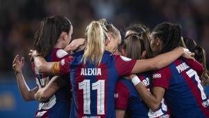 Alexia salta sobre la piña alrededor de Patri Guijarro tras el segundo gol azulgrana durante el partido de vuelta de las semifinales de la copa de la Reina entre el Barça y el Athletic de Bilbao