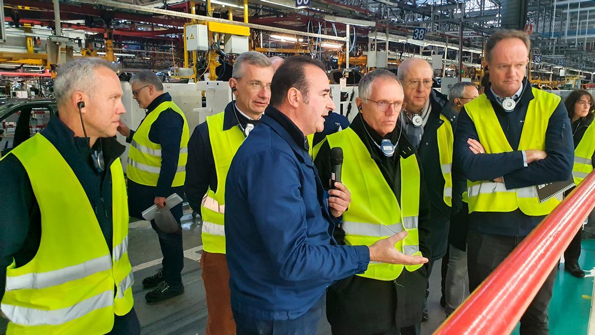 Tavares y el resto de altos cargos de Stellantis durante su visita a la planta de Balaídos.