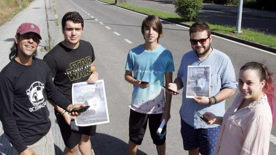 Los encargados de organizar la Pokéquedada en A Estrada. // Bernabé/Luismy