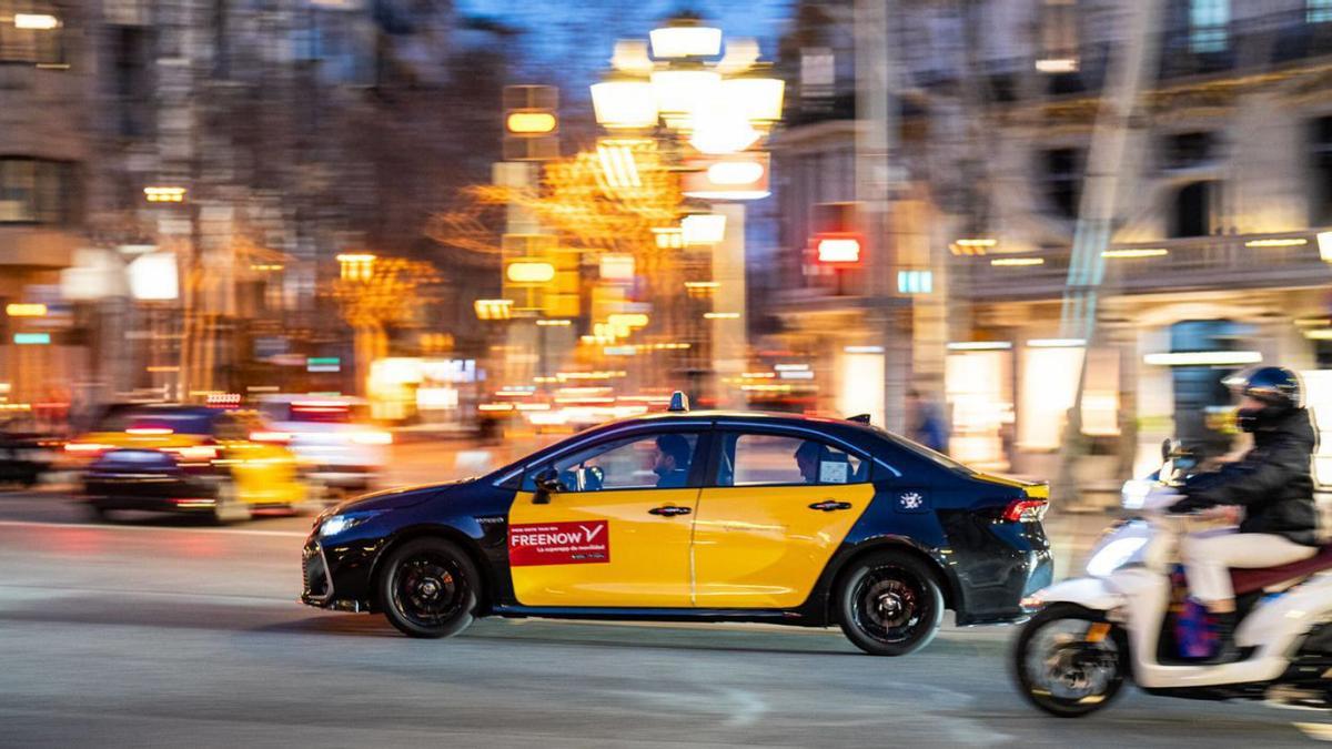 Un taxi circula por el Eixample de Barcelona