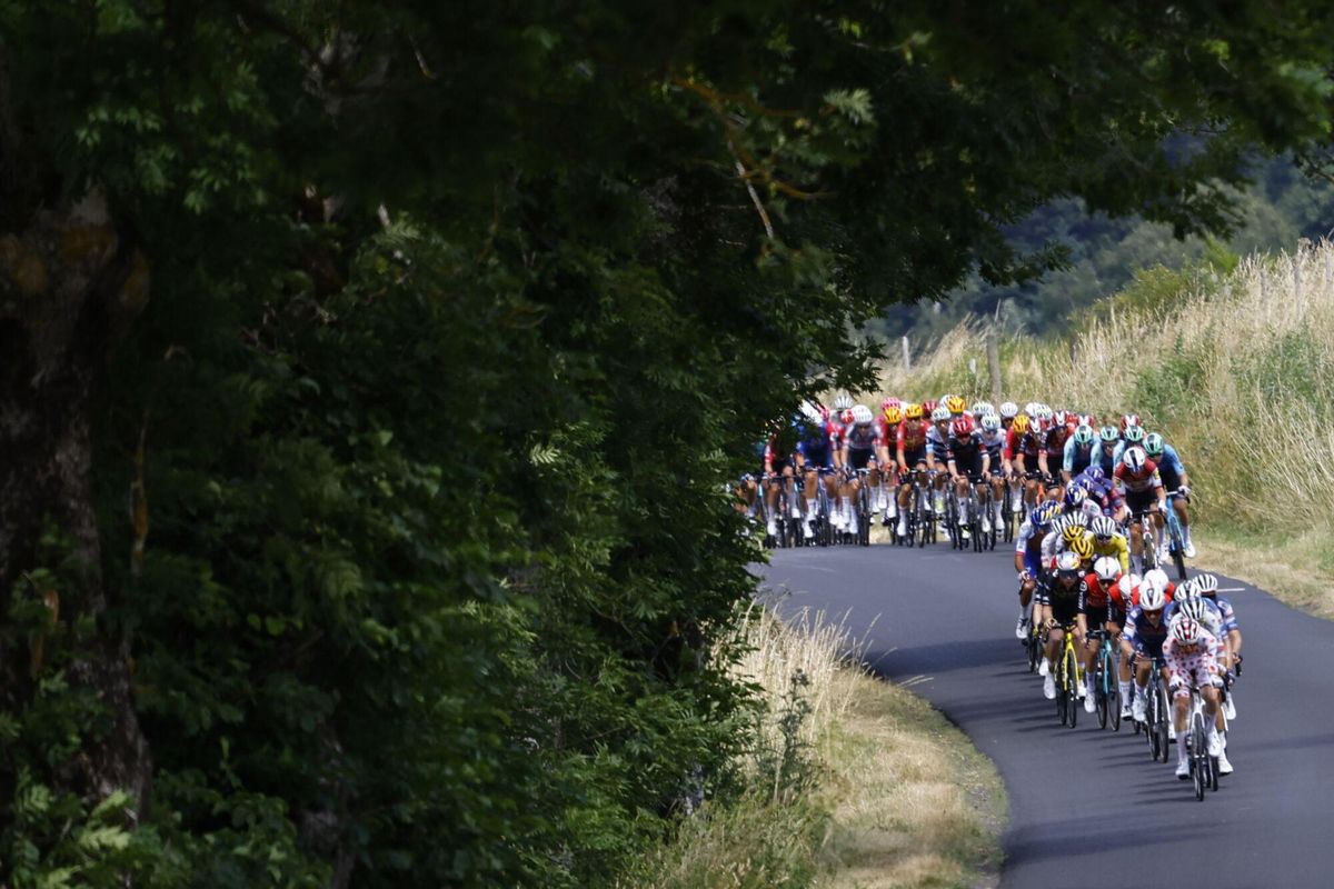 (France), 14/07/2025.- The break away group in action during the 10th stage of the Tour de France cycling race over 165.3km from Ennezat to Le Mont Dore Puy de Sancy, France, 14 July 2025. (Ciclismo, Francia) EFE/EPA/MARTIN DIVISEK