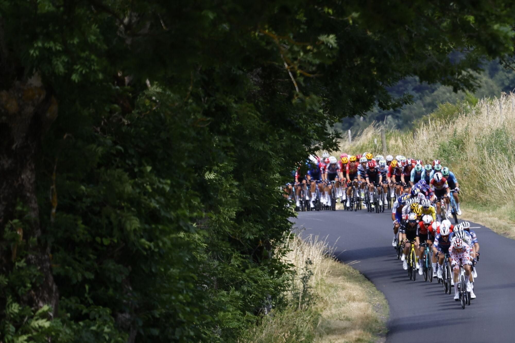 (France), 14/07/2025.- The break away group in action during the 10th stage of the Tour de France cycling race over 165.3km from Ennezat to Le Mont Dore Puy de Sancy, France, 14 July 2025. (Ciclismo, Francia) EFE/EPA/MARTIN DIVISEK