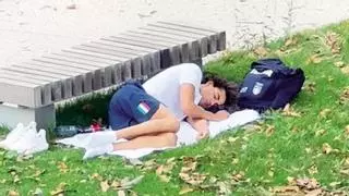La imagen de Thomas Ceccon durmiendo en un parque evidencia las malas condiciones de la Villa Olímpica de París